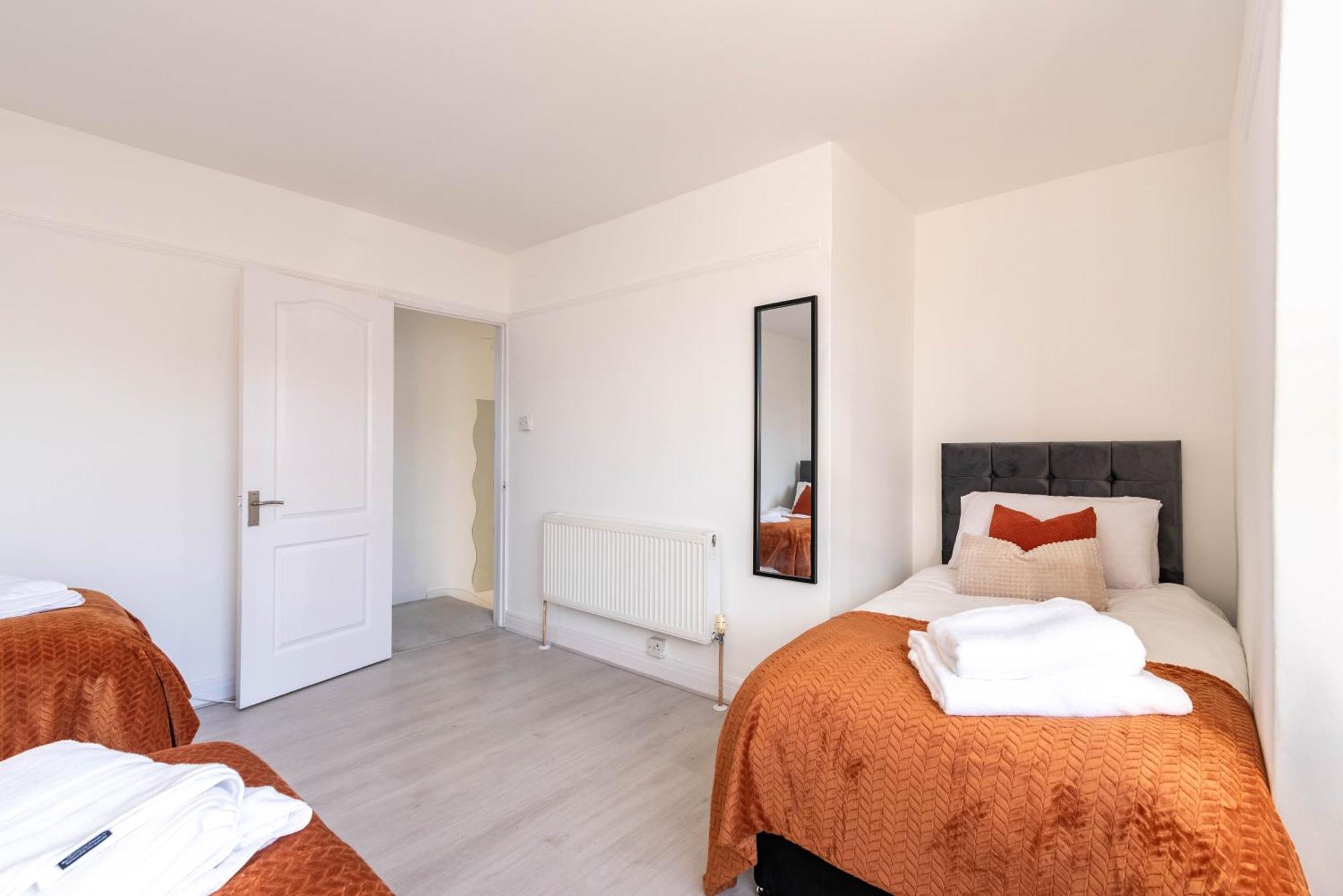Ivy House - 3 Bedroom House - Contractor *